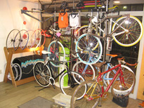 カスタムのサンプルが並んでいます。一般的な自転車屋さんとはイメージが違いますね。