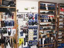 壁際にはサドル、ライト、グリップといった自転車の部品から、グローブなどのお役立ち商品が並んでいます。